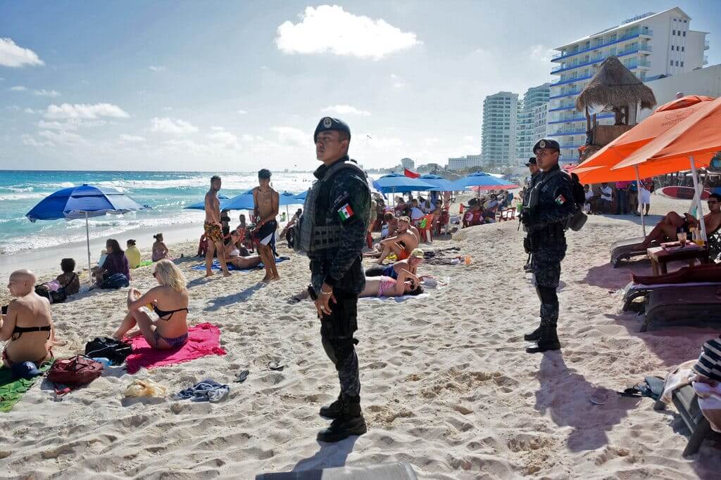 Guardia Nacional en playa de Cancun