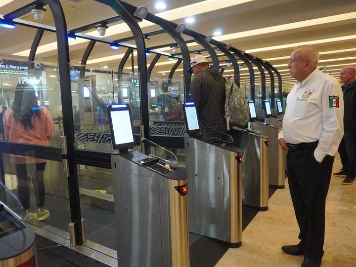 Иммиграционные терминалы самообслуживания в аэропорту Канкун