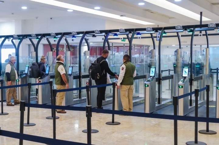 Иммиграционные терминалы самообслуживания в аэропорту Канкун